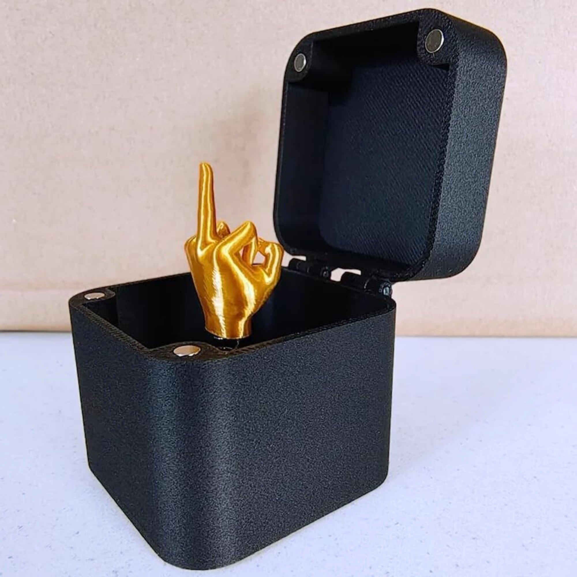 Boîte surprise doigt d’honneur – Cadeau drôle et original WTF