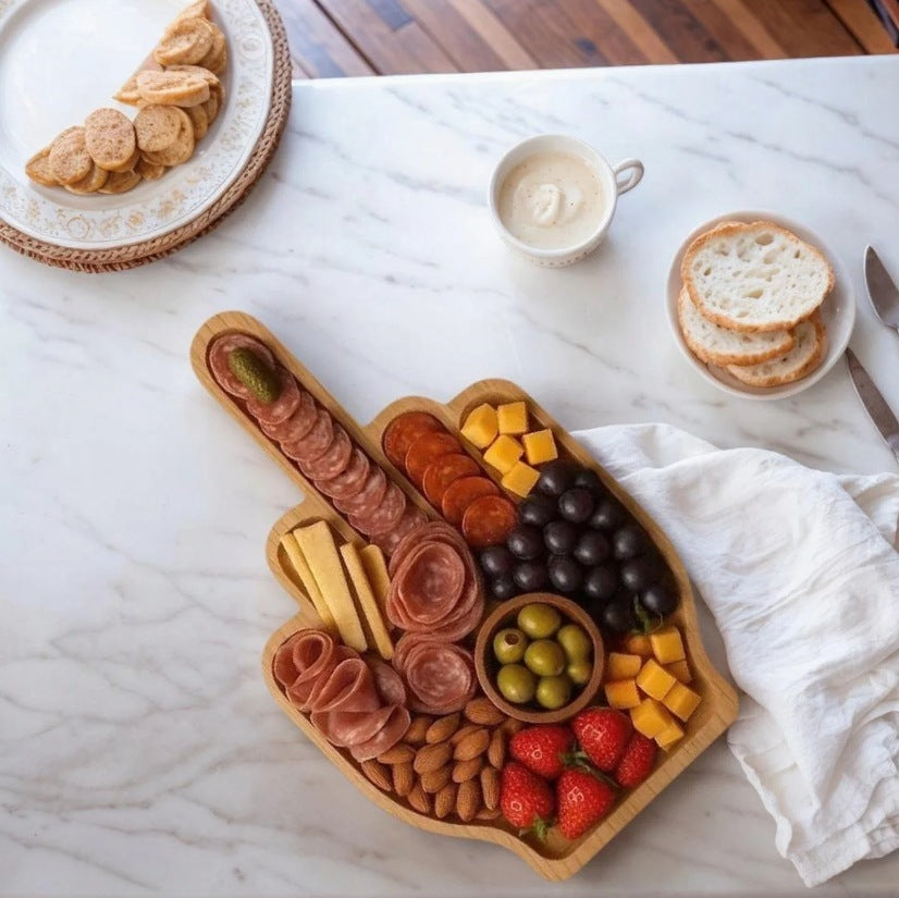 Plateau apéritif bois doigt d’honneur