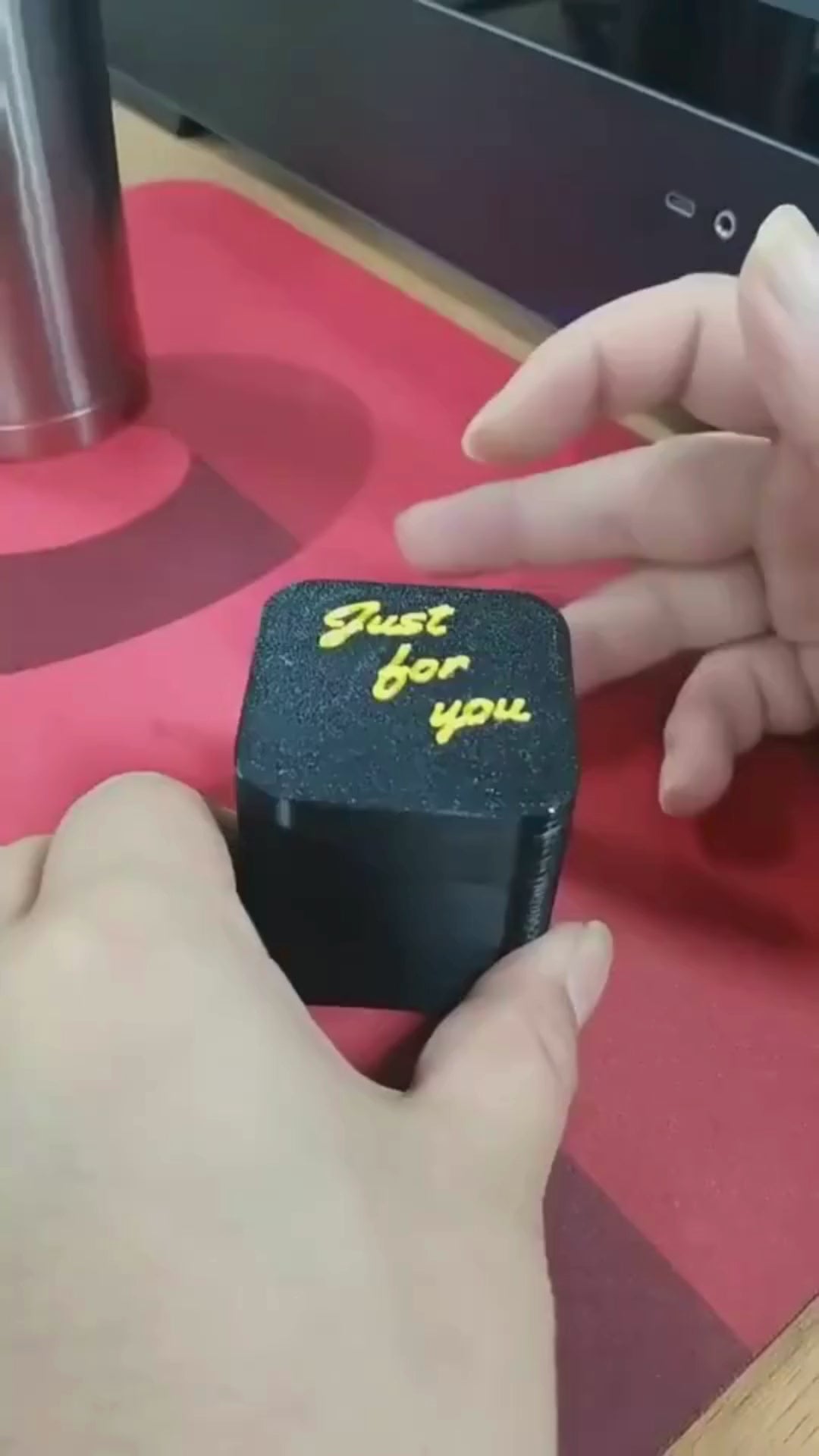 Boîte surprise doigt d’honneur – Cadeau drôle et original WTF